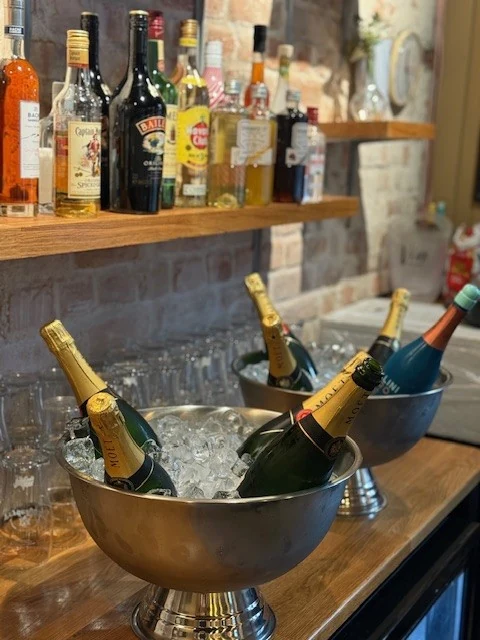 Baren med champagne på is
