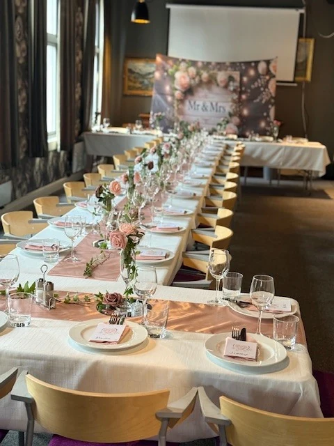 Bryllupsdekket langbord i Grand Selskapslokaler