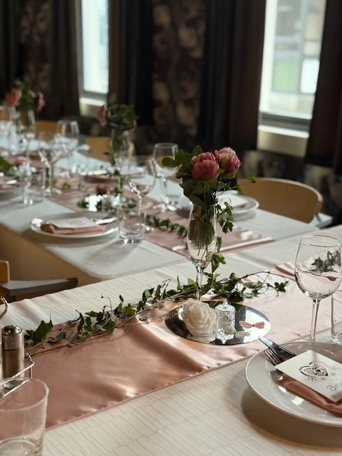Rosa borddekning med blomster